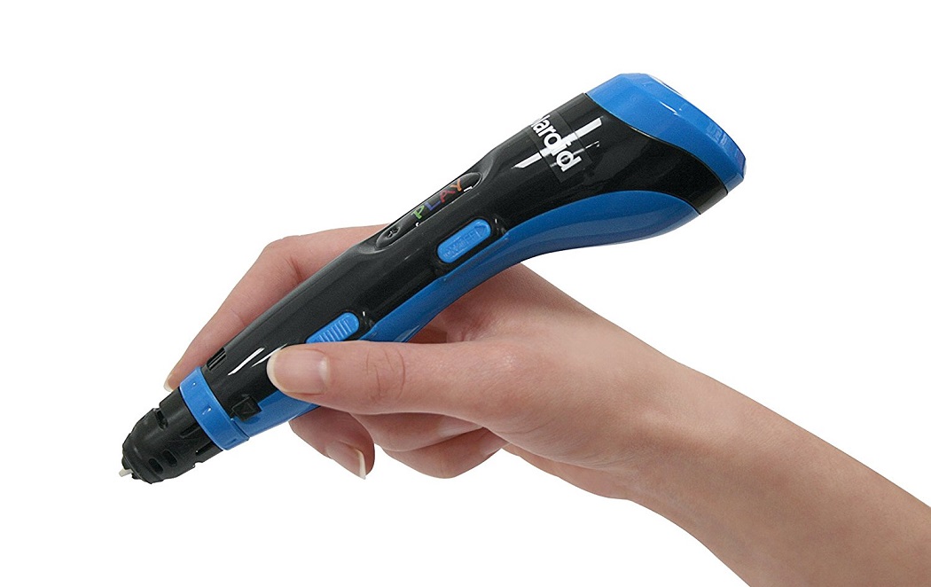 3D-Stift in der Hand